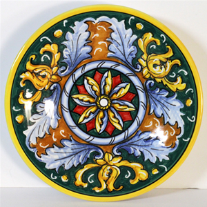 Piatto in ceramica dipinto a mano con decoro floreale trilobato stile rinascimento